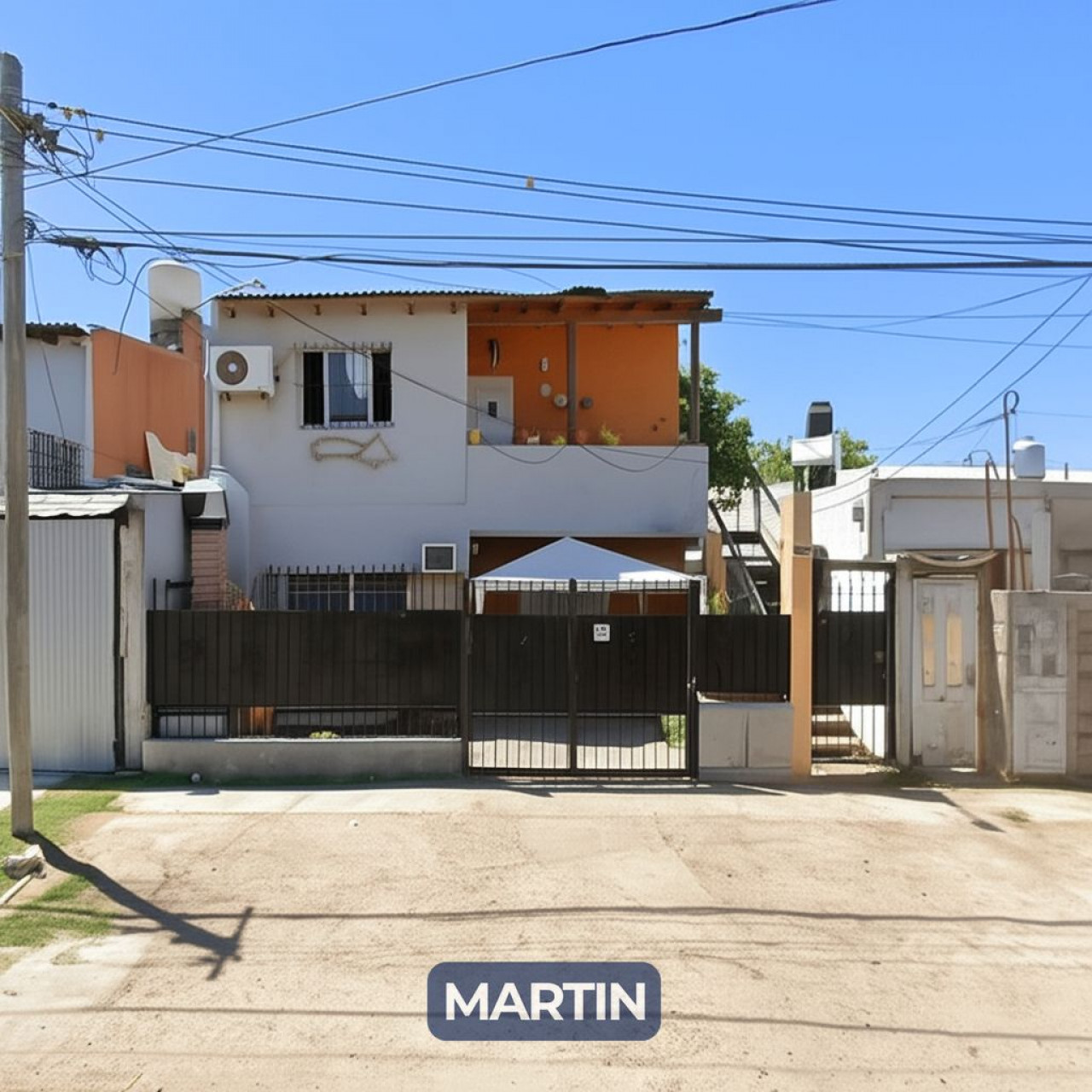 Excelente departamento ubicado en la calle Minoguye, consta de 3 ambientes en planta alta con entrada independiente por escalera:
