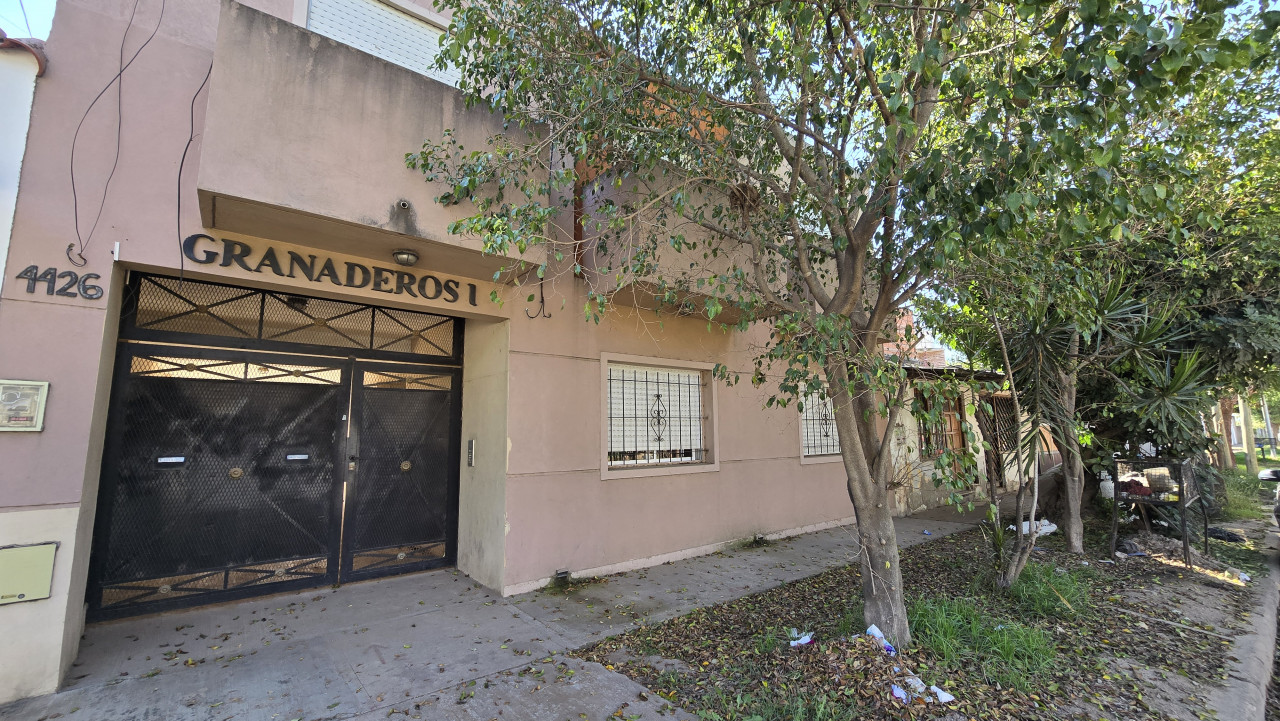 DEPARTAMENTO DOS AMBIENTES EN PANTA BAJA CON PATIO LAVADERO// GRANADEROS A CABALLOS 4426