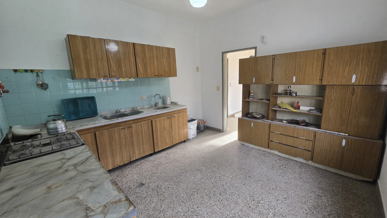 Casa 3 ambientes con patio y cochera para 2 autos – José C. Paz