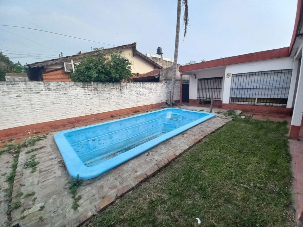 VENTA CASA CON PATIO Y PILETA