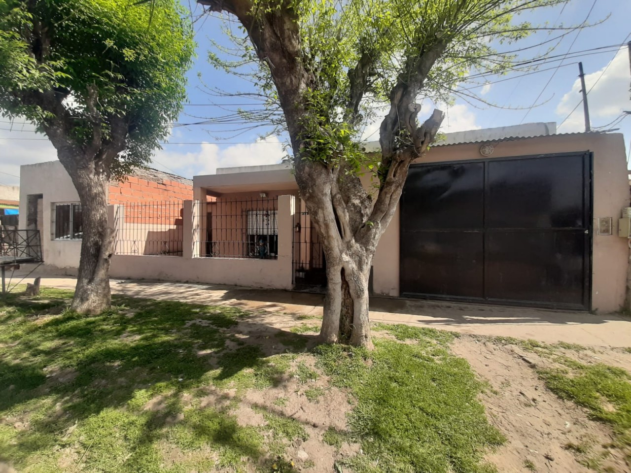 CASA DE 3 amb , a 350 mt de (RUTA 24) HIPOLITO IRIGOYEN, (transitan varias líneas de colectivos), a 150 mts de Potosi, a 10 minutos de la estación  de José C Paz.--