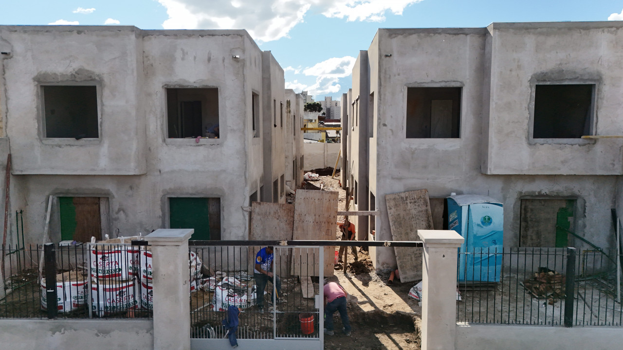 Dúplex de 3 Ambientes en Venta con Cochera – Complejo en Las Heras 620