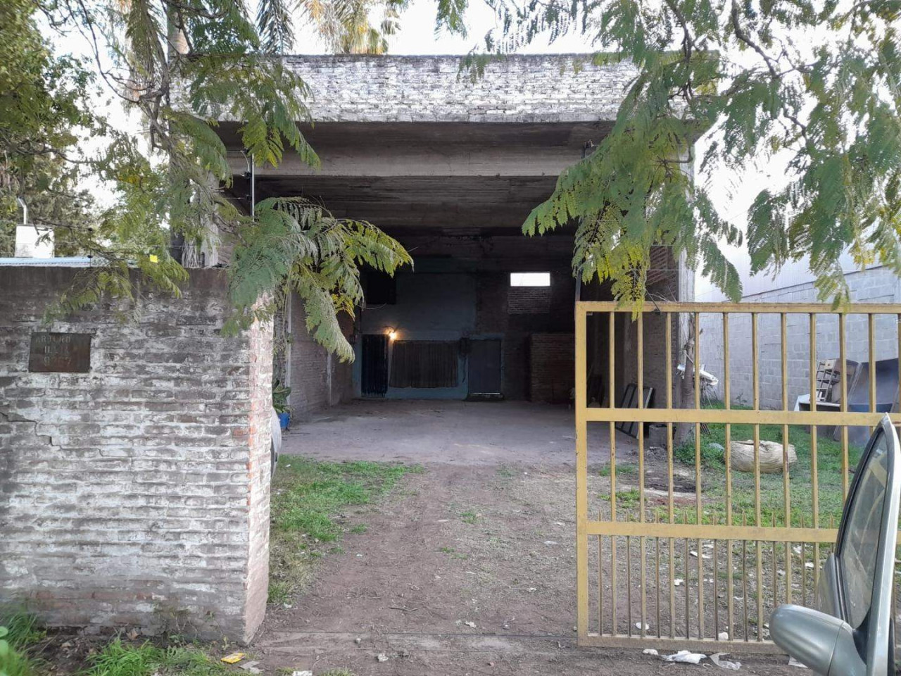 GALPÓN EN ALQUILER – SOBRE RUTA 8 – ZONA INDUSTRIAL