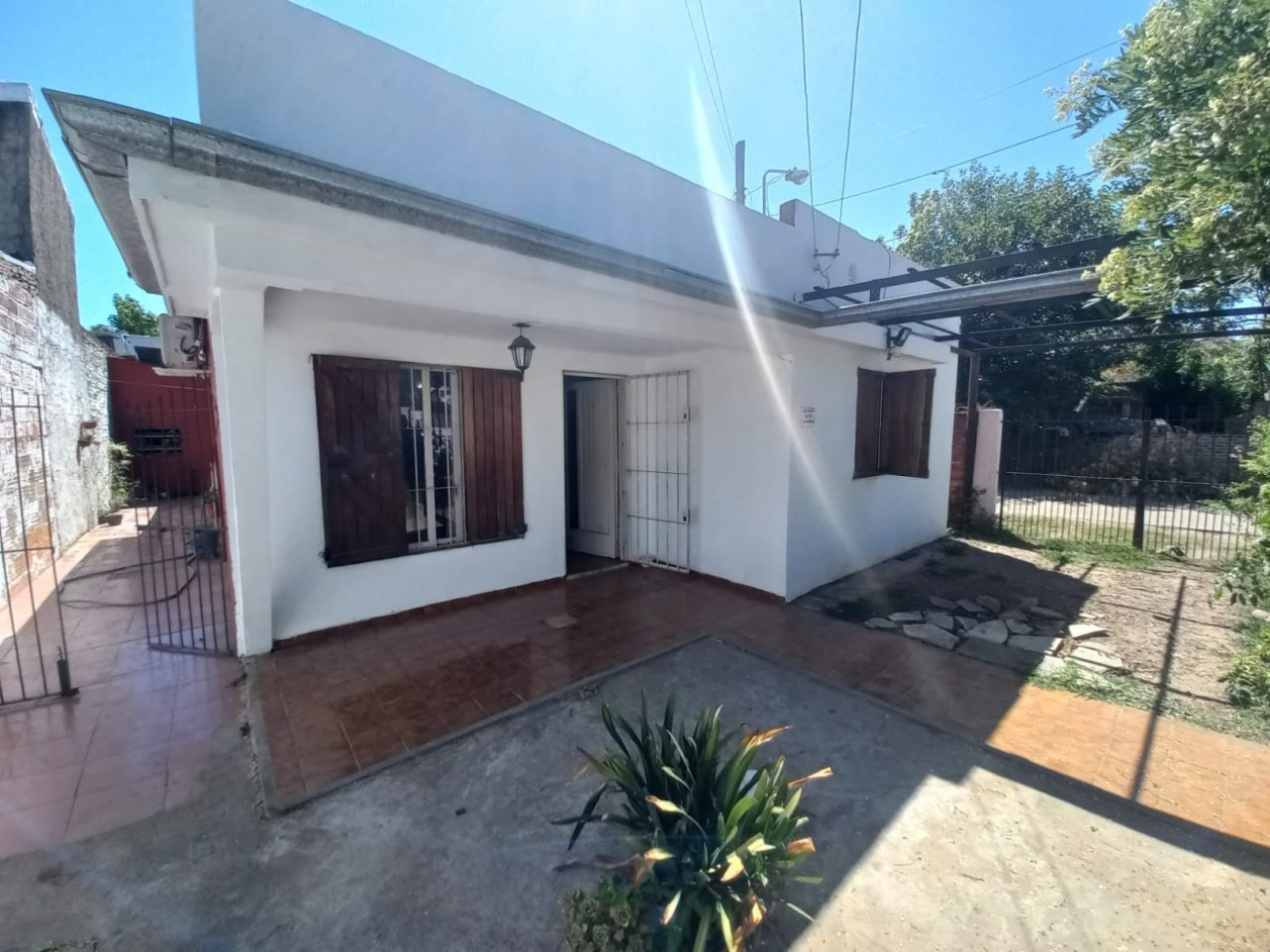 VENTA CASA CON PATIO Y COCHERA JOSE C PAZ