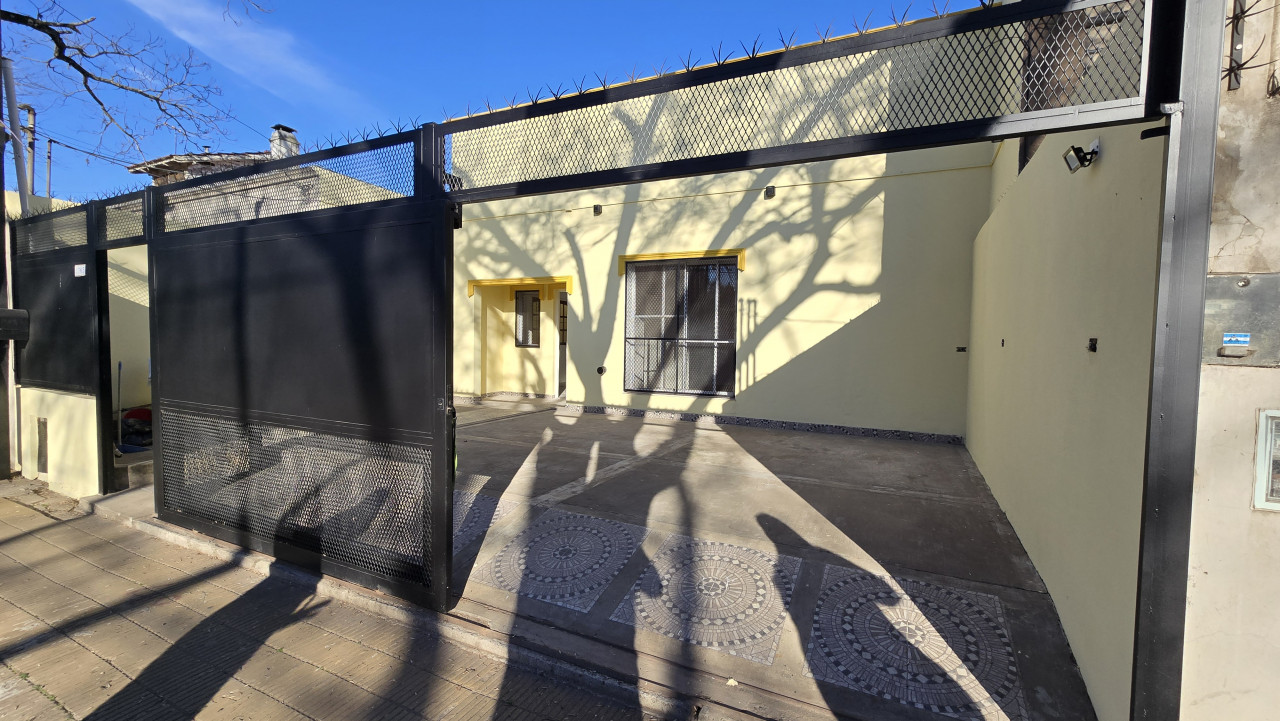 Amplia Casa de 2 Dormitorios con Cochera – José C. Paz, a 150mts de Pueyrredón y a 400mts de Gaspar Campos