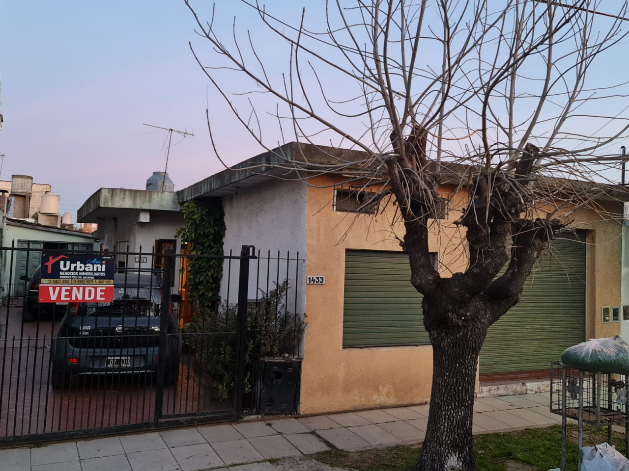 Casa Con Local en frente, con espacio de cochera y patio