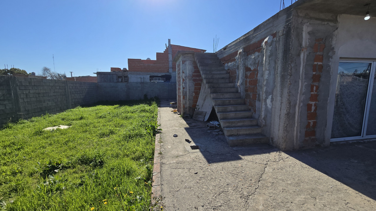 Casa en lote doble con 2 dormitorios, cochera y gran parque en José C. Paz, a 300mts de Av. Croacia